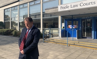 Adam Smith-Connor ora em frente ao Tribunal de Poole. (Foto: ADF International)