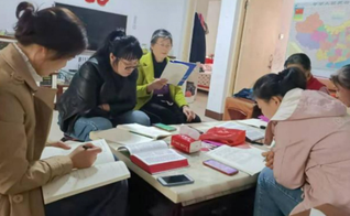 Chinesas estudando a Bíblia. (Foto: Reprodução/Bible Society)