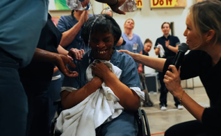 A detenta foi batizada com garrafas de água. (Foto: Reprodução/YouTube/God Behind Bars).