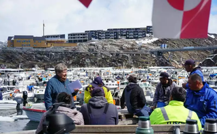 Um dos capelães conversando com os marítimos no porto de Ilulissat, Groenlândia. (Foto: Sømandsmissionen).