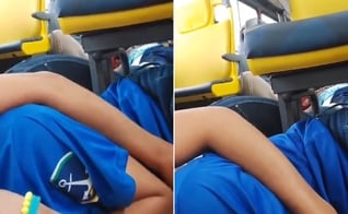 Mãe e filha deitadas no chão de um ônibus na Avenida Brasil. (Foto: Reprodução/Instagram/O Globo)