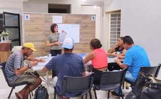 Aula de alfabetização na igreja. (Foto: Reprodução/Notícias Adventistas)