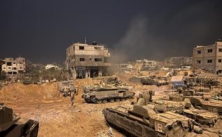 Tanques israelenses Merkava em meios às ruínas de Gaza em 1 de novembro. (Foto: Wikipedia)