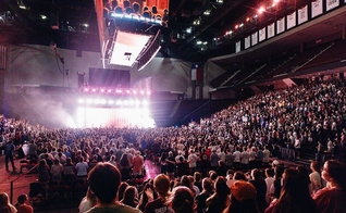 Estudantes lotam a Reed Arena para um culto. (Foto: Instagram/Unite Us)