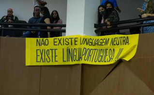 Manifestantes protestam contra a linguagem neutra na Câmara dos Vereadores de Belo Horizonte. (Foto: Divulgação/Câmara dos Vereadores de Belo Horizonte).