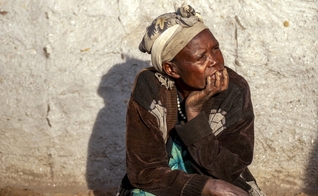 Uma mulher ugandense ouve um pastor em Kisoro, Uganda. (Foto ilustrativa: IMB)