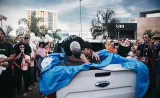 Mais de 100 pessoas são batizadas em praça pública de Anápolis. (Foto: Divulgação)