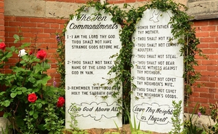 Os Dez Mandamentos esculpidos em pedra. (Foto: Pixabay)
