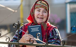 Uma mulher segura uma Bíblia em russo que lhe foi dada por missionários da IMB. (Foto ilustrativa: IMB).