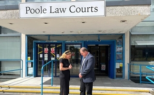 Isabel Vaughan-Spruce e Adam Smith-Connor, ambos presos por oração silenciosa, se juntaram para orar do lado de fora do tribunal de Poole. (Foto: ADF International)