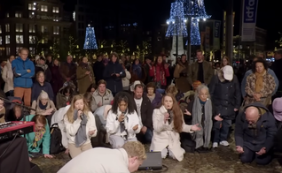 O grupo orou por paz em Amsterdã. (Foto: Reprodução/YouTube/Presence Revival).