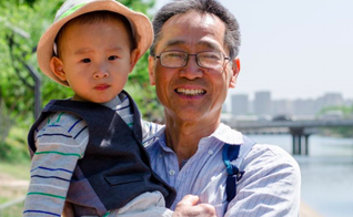 Os pais estão discipulando seus filhos em casa enquanto oram pelo país. (Foto: Reprodução/China Partner)