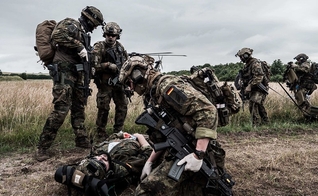 Tropas alemãs de uma unidade de operações especiais se preparam para evacuar uma vítima simulada durante a Visão Unificada 18. (Foto: OTAN)