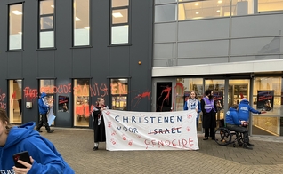 Os ativistas picharam o prédio do C4I. (Foto: X/CIDI).