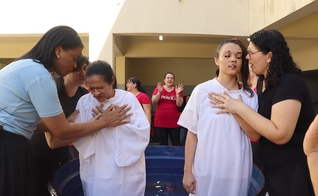 O grupo de mulheres da Igreja Comunidade Evangélica Restaurar batizou 105 presas. (Foto: Secretaria da Administração Penitenciária).