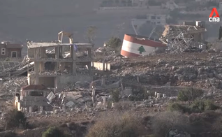 Imagens de destruição durante conflitos na fronteira com o Líbano. (Captura de tela/YouTube/CNA)