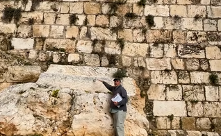 Joel Kramer, do canal Expedition Bible, no antigo palácio de Pôncio Pilatos. (Captura de tela/YouTube/ Expedition Bible)