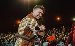 A mulher e seu filho adolescente com o evangelista Daniel Kolenda. (Foto: Instagram/Christ for All Nations Global).