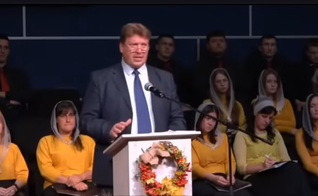 Nikolay Romanyuk pregando em sua igreja. (Foto: Reprodução/YouTube/ПУТЬ КО СПАСЕНИЮ Boynetskiy).