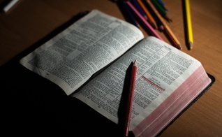 Currículo propõe leitura do Livro de Gênesis entre outros conteúdos bíblicos. (Foto: Pexels/John-Mark Smith)
