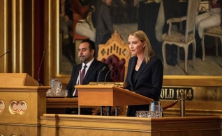 A deputada Sandra Bruflot, do Partido Conservador, liderou o debate e a votação sobre a liberalização da lei de aborto na Noruega; o presidente do Parlamento, Masud Gharahkhani. (Foto: Stortinget/Peter Mydske).