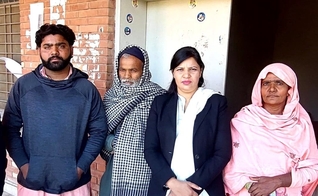 Sufyan Masih (à esq.) com pais e advogada após audiência judicial na província de Punjab, Paquistão. (Foto: Christian Daily International-Morning Star New)