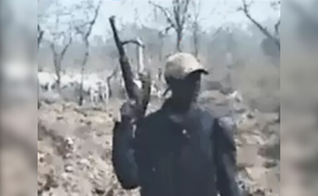 Fulani armado no centro-norte da Nigéria em captura de tela de vídeo obtido pelo Morning Star News. (Morning Star News)