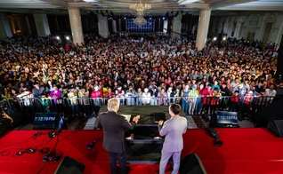Franklin Graham pregou o Evangelho na capital Vientiane. (Foto: Facebook/Franklin Graham).  