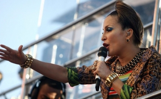 Claudia Leitte em show. (Foto: Reprodução/Wikimedia Commons/Turismo Bahia)