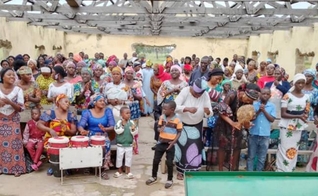 Congregação adorando em igreja queimada na Nigéria. (Foto: Imagem ilustrativa/Open Doors).