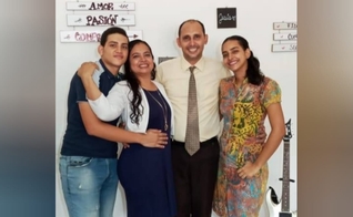 O pastor Marlon Lora e a família. (Foto: CSW).