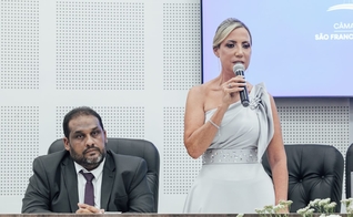 Yara Cinthia discurso em posse ao lado do vice Renato Roxinho. (Foto: Divulgação/Prefeitura Municipal de São Francisco de Itabapoana)