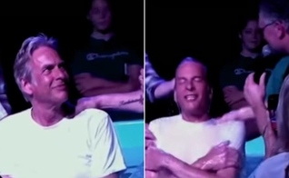 O batismo de Adam Curry. (Foto Reprodução/YouTube/Hour of Power NL)