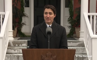 O primeiro-ministro canadense Justin Trudeau anunciou sua renúncia na segunda-feira, 6 de janeiro de 2025. (Captura de tela/YouTube/CBC News)