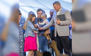 A família na igreja. (Foto: Reprodução/AG News)