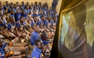 As crianças assistindo o filme sobre Jesus. (Foto: Guiame)