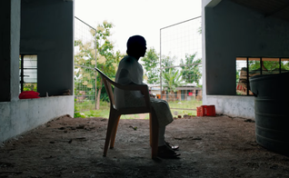 Simran. (Foto: Reprodução/YouTube/Global Christian Relief)