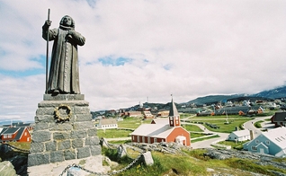 Monumento ao missionário Hans Egede, em Nuuk. (Foto: Wikipedia)