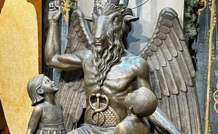 Estátua do ídolo pagão Baphomet, utilizada pelo Templo Satânico. (Foto: The Satanic Temple/Instagram)