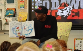 Malcolm Mitchell lendo para crianças. (Foto: Reprodução/Instagram/Share the Magic Foundation)