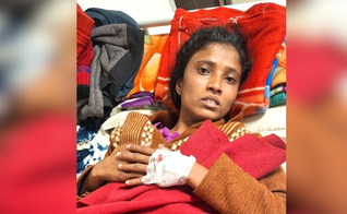 Kunika Kashyap após ser atacada por parentes que praticam a religião tribal, na Índia. (Foto: Salim Hakku/Morning Star News)