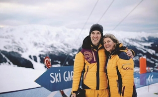 Lara e Will Sussman se dedicam a uma estação e esqui onde compartilha a fé em Jesus. (Foto: Premier)