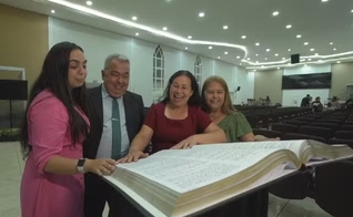 39 membros escreveram o manuscrito da Bíblia. (Foto: Reprodução/TV Anhanguera).