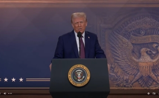 Donald Trump participa por videoconferência do Fórum Econômico, em Davos. (Captura de tela/YouTube/CNBC Television)
