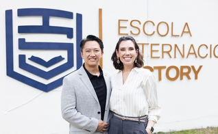 Lucas Hayashi, presidente da Victory School, ao lado da esposa Jackeline. (Foto: Divulgação)