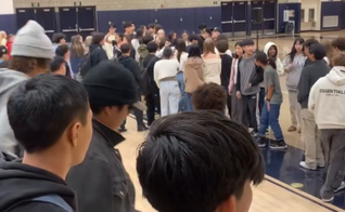 Momento em que os estudantes atendem ao chamado para se entregarem a Jesus. (Captura de tela/Instagram/rossjohnstonn)
