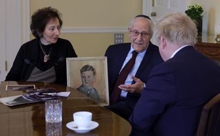 Manfred Goldberg e sua esposa em um encontro com o ex-primeiro-ministro do Reino Unido, mostrando uma foto de seu irmão Herman. (Foto: Reprodução/Flickr/Number 10)