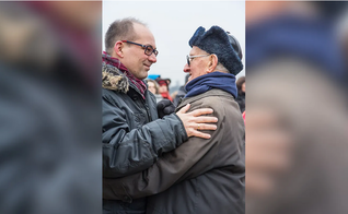 O descendente nazista Frank Pfeiffer [à esquerda] abraça o sobrevivente do Holocausto Yechiel Aleksander. (Foto: Marcha da Vida)