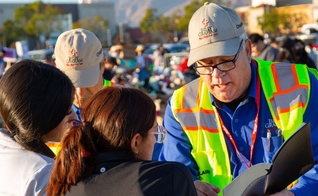 John LaBelle e as jovens. (Foto: Reprodução/BGEA)