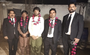 Os irmãos Sahil Shahid e Raheel Shahid [centro] após a libertação, junto à equipe de defesa. (Foto: Christian Daily International-Morning Star News)